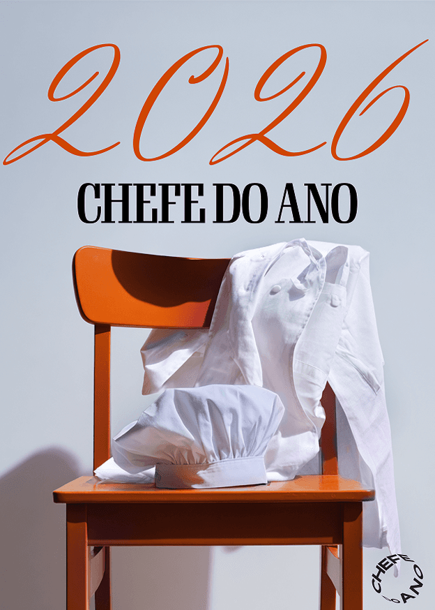 Direction 3, The Trace: a chef's white jacket draped over the back of an orange wooden chair with a toque resting on the seat, against a pale grey wall. 2026 is set above in an orange script, CHEFE DO ANO under it in black slab capitals, and the circular seal sits small in the bottom-right corner.